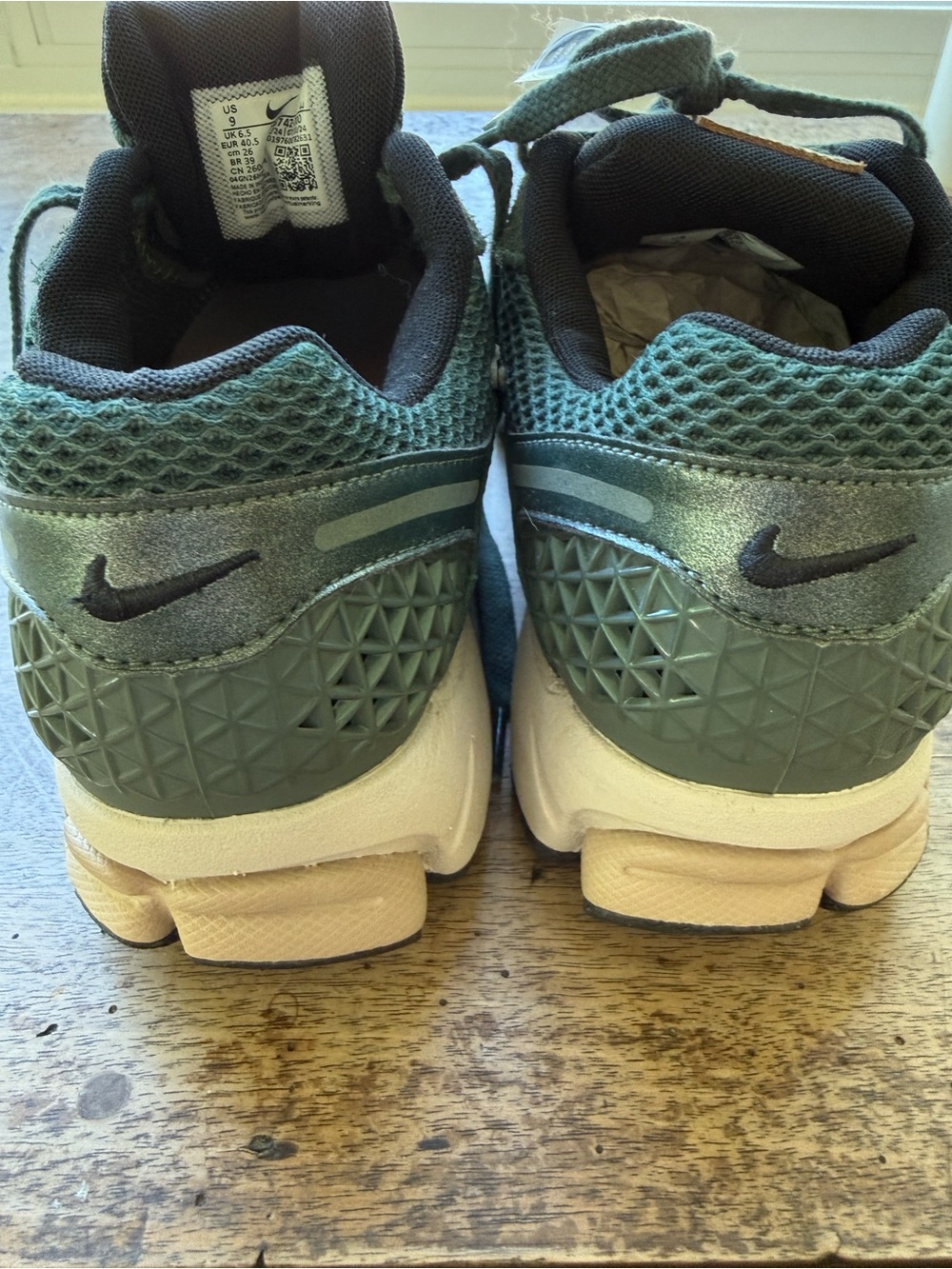 BRAND NEW Nike Women's Green Vomero 5 Sneakers with White Swoosh sz 9 - Picture 3 of 10